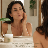 Donna applica la crema viso MAHOS all'aloe vera davanti allo specchio