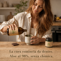 Succo di aloe vera bio MAHOS versato in una tazza in ceramica