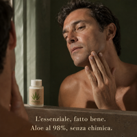 Uomo applica il dopobarba MAHOS all'aloe vera dopo la rasatura